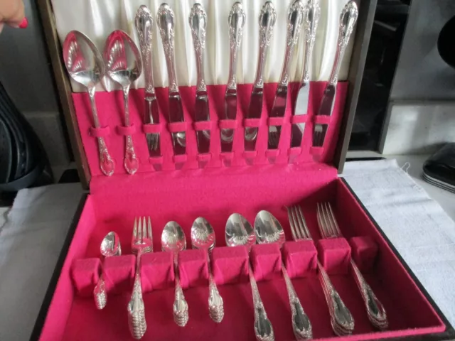 Oneida Silver Plate Enchantment 60 piece Canteen of Cutlery