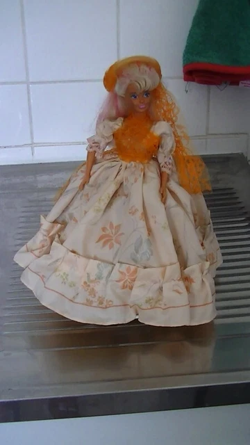 Ancienne poupée mannequin Barbie avec grande robe 02!