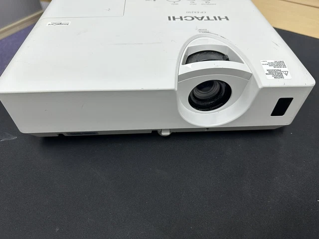 HITACHI CP-EX250N LCD Projector  Spares or Repairs NEEDS NEW LAMP