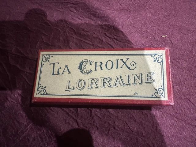 Broche ancienne vintage ronde en métal doré biche faon art déco Broche ancienne vintage ronde en métal doré biche faon art déco