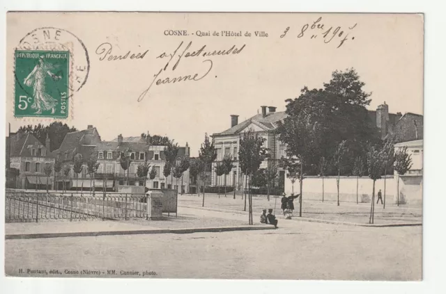 COSNE SUR LOIRE - Nievre - CPA 58 - le Quai de l' Hotel de ville