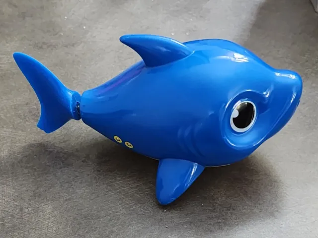 Baby Shark Battery-Powered Sing and Swim Bath Toy by ZURU - Daddy Shark (Blue)