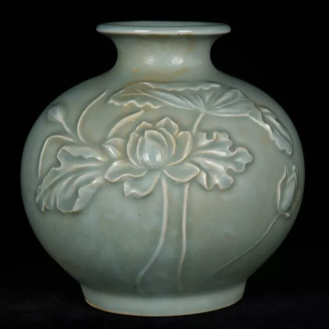 Chinese Celadon glaze Porcelain Carved Exquisite lotus flower Vase 14730