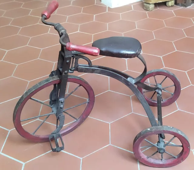 Ancien tricycle de décoration en fer forgé grand modèle