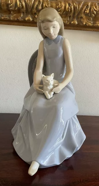 Beautiful Vintage Nao Lladro Sitting Cat Lady