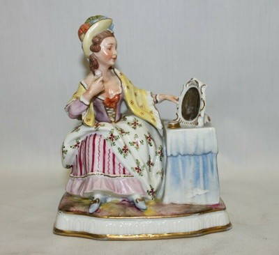 Statuetta di Capodimonte rappresentante una "Damina" antica con cartellino 