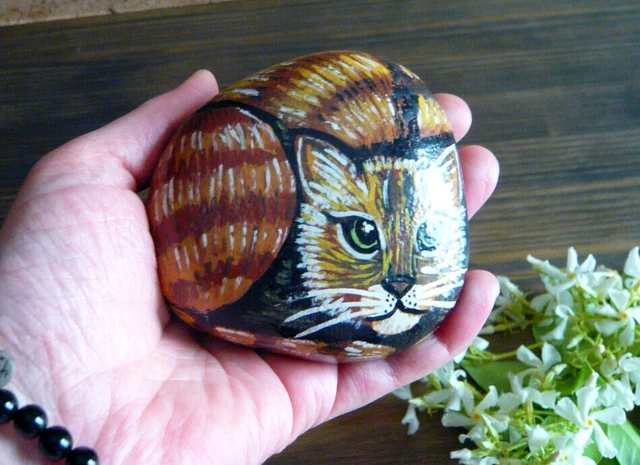 Sasso Dipinto a Mano  con Gatto/Hand-Painted Cat Illustration on a Flat Rock