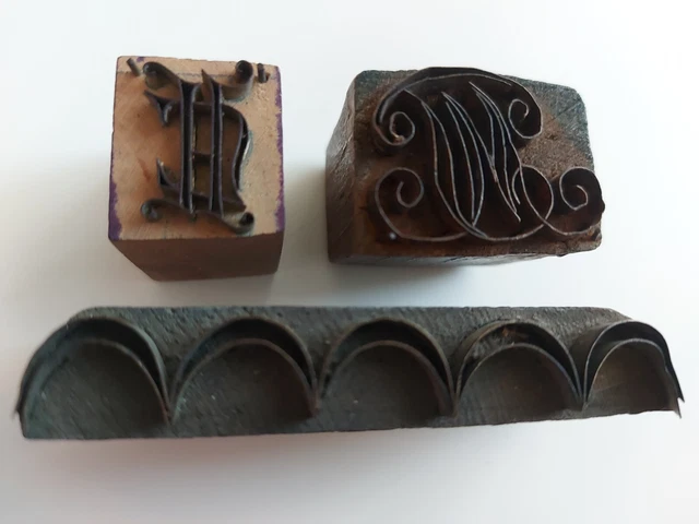 antike Stoffstempel Jugendstil 2x Monogramm und Wellen