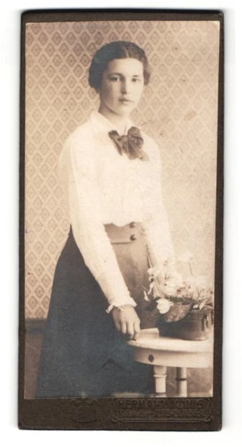 Fotografie Hermann König, Altenburg, junge Frau in Bluse und Rock mit zurückges