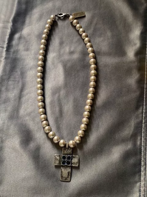 Collier fausses perles et pendentif