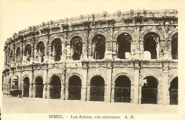 CPA 30 NIMES Les Arènes, vue exterieure (Coté Ouest