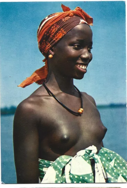 CP AFRIQUE   - JEUNE FEMME AUX SEINS NUS - Format 10x15, Un Gracieux Sourire