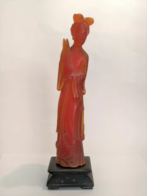 Grande et belle sculpture chinoise d'une femme en matière ambrée sculptée main.