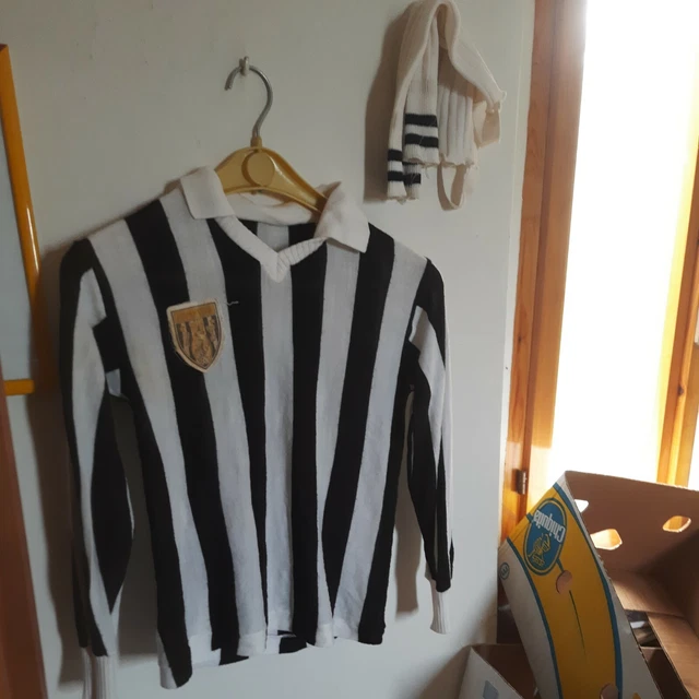 La maglia del Rimini con il richiamo al mare - Il Nobile Calcio