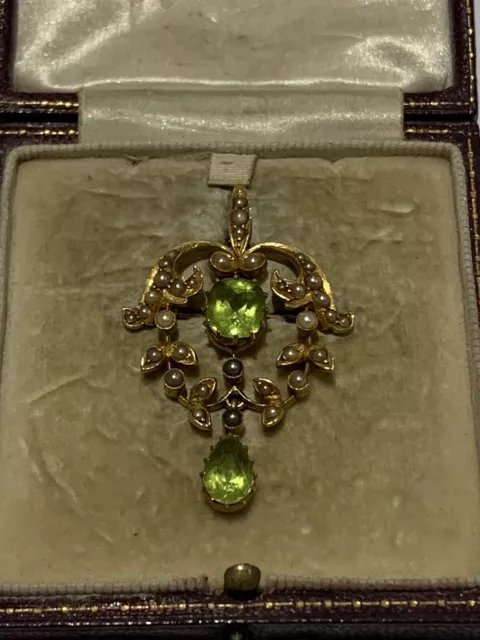 Delightful Victorian 15ct Gold Natural Peridot & Seed Pearl Set Pendant Brooch