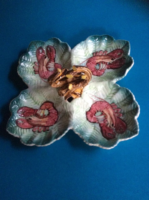 SUPERBE GRAND PLAT À 4 COMPARTIMENTS EN BARBOTINE, DÉCOR "HOMARDS", XIX ème