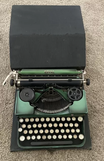 Vintage Green Royal Portable Typewriter Model P (TEST WORKS GREAT)