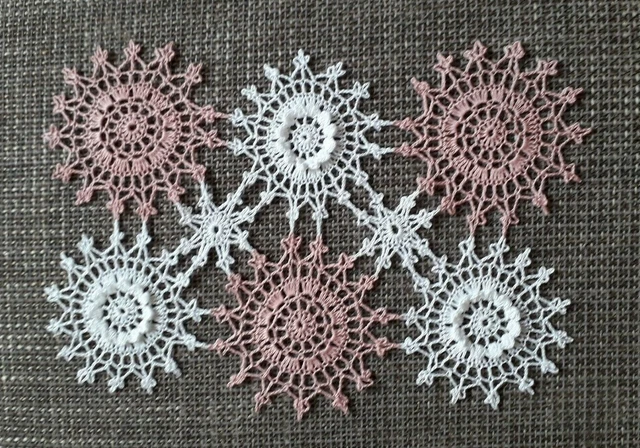 kleines Deckchen in weiß - altrosa  29 x 19 cm cm Handarbeit