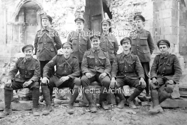 Yqw-2 Military, WWI, Royal Warwickshire Regt Group. Photo