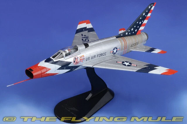 Avión Hobby Master 1:72 F-100D Super Sabre USAF (Modelo Skyblazers