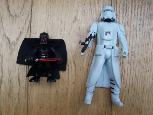 Due piccoli personaggi di Starwars. Dearth Vader e Storm Trooper.