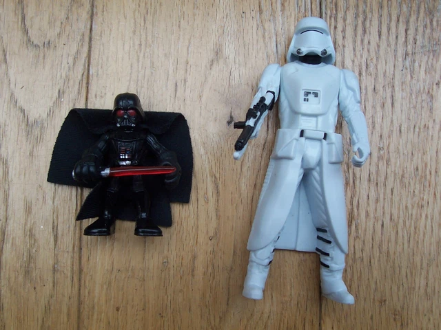 Due piccoli personaggi di Starwars. Dearth Vader e Storm Trooper.