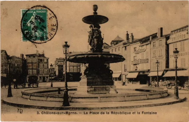 CPA CHALONS-sur-MARNE - La Place de la Republique et la Fountain (742652)
