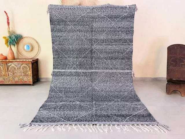 Großer marokkanischer Kelim-Teppich – Grauer und schwarzer Flachteppich