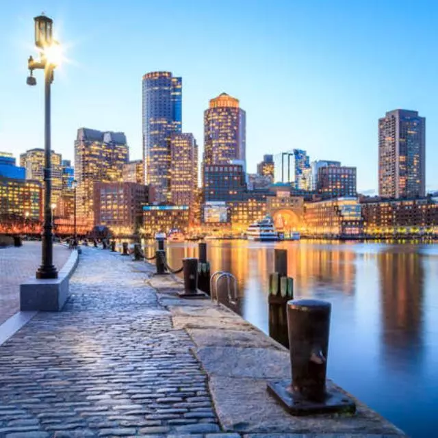 Blick auf den Hafen von Boston und den Financial District in Massachusetts, USA.