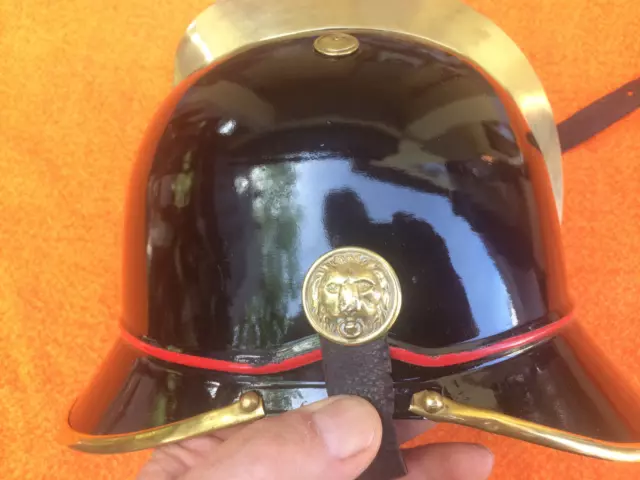 Alter Feuerwehrhelm mit Löwenköpfen, um 1870