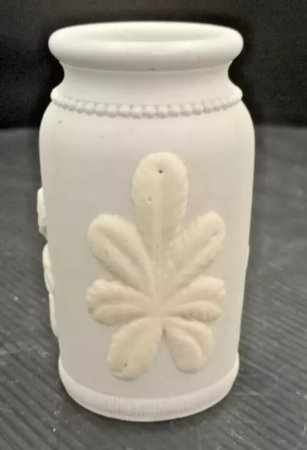 Sarreguemines joli petit vase en biscuit à décor de plumet