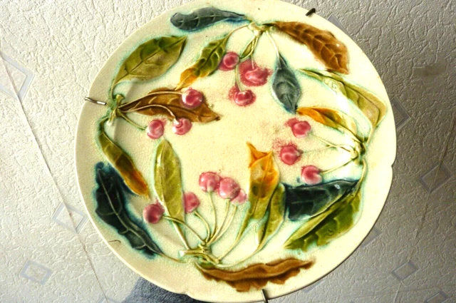 Assiette ancienne barbotine Choisy Le Roy, ancienne assiette raisin barbotine, barbotine fruit assiette, 19eme - France