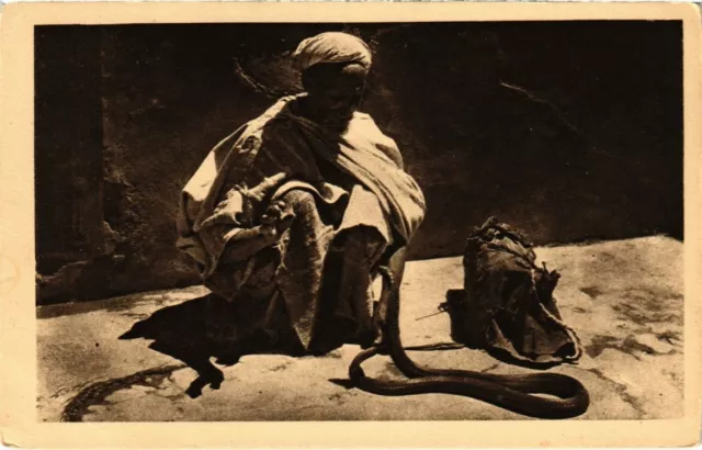 CPA AK MAROC MARRAKECH - Le charmeur de serpents (114858)