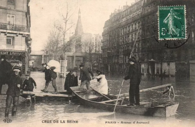 CPA 75 - PARIS - Crue de la Seine 1910 - Avenue d'Aumesnil (Daumesnil, barque)