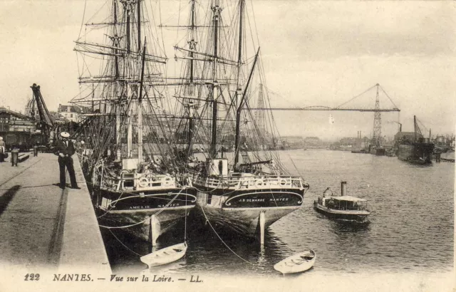 CPA 44 NANTES Vue sur la LOIRE. Voiliers AMELIE NANTES & JB DEMANGE NANTES 1917