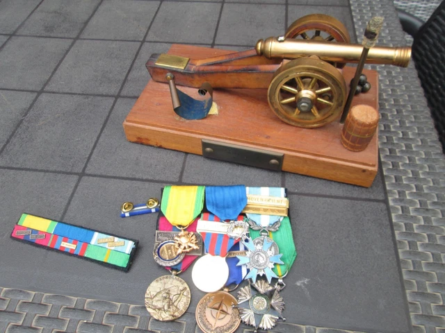 Lot De Medailles Militaires Et Barrettes