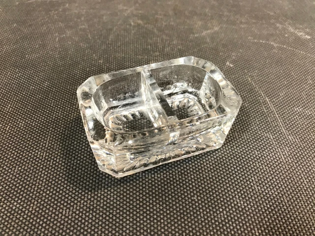 Ancienne petite salière de table en verre sculpté vintage déco bistrot années 50