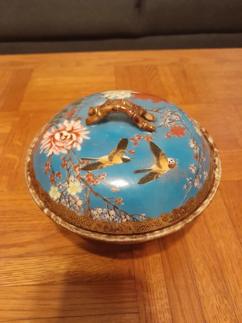 A beautiful Asia Antique Porcelain Bow with a lid