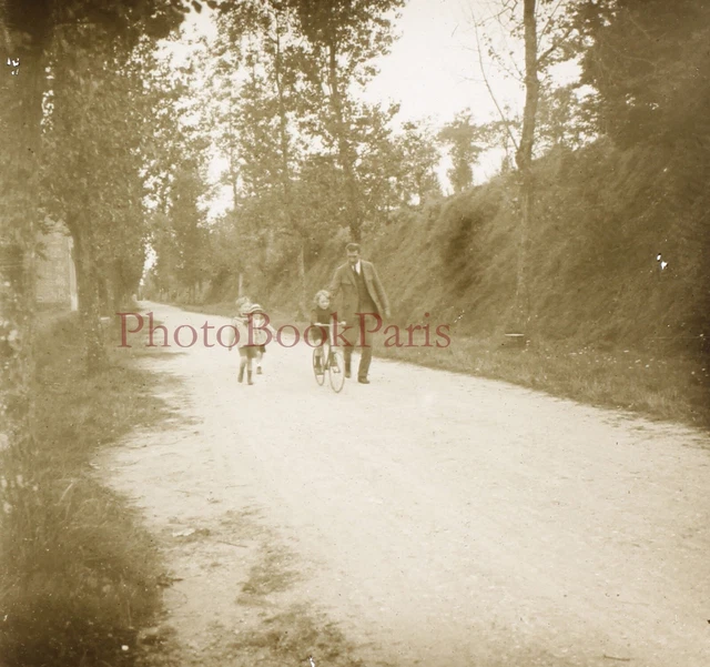 France Père avec ces enfants Route de campagne c1930 Photo Plaque Stereo Vintage