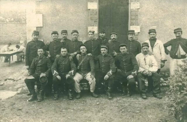 Carte photo ancienne groupe de militaires à la caserne  guerre 14 / 18