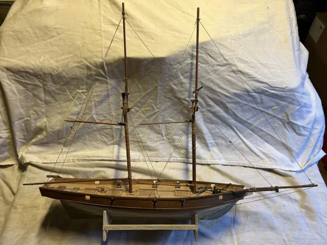 Bateau à voile 2 mats en bois. Maquette de voilier. incomplète. Pour pièces