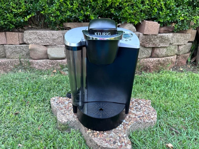 + KEURIG Single Cup Brewing System Coffee Maker K60 +