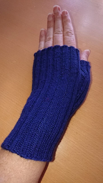 Armstulpen mit Daumenloch fingerlose Handschuhe Handarbeit blau gestrickt
