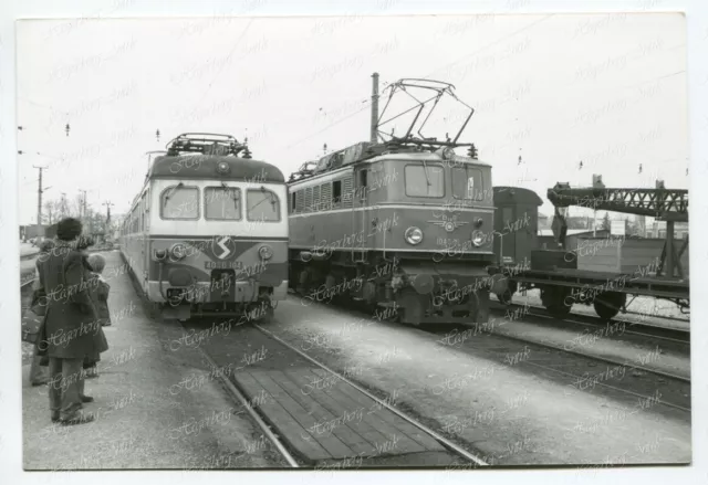 PE Foto Eisenbahn ÖBB BBÖ E-Lok 4030.104 & 1040.03 Groß Schwechat 8.3.77 (A925)