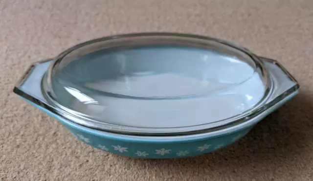 Vintage Pyrex Casserole Dish & Glass Lid (Turquoise with Snowflake Pattern)