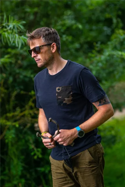 Korda LE Kamo Taschen-T-Shirt schwarz Angelbekleidung alle Größen verfügbar