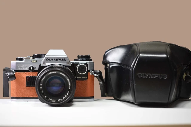 NOUVEAUTÉ- Appareil photo argentique vintage de la marque Olympus. Modèle OM10. Vendu avec son objectif Hoya Japan 55mm et son flash National. 📸 En état de fonctionnement 🎥 C'est le moment de