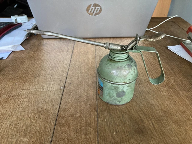 Pequeña lata de aceite de metal verde coleccionable hombre cueva vintage Brevettato hecha en Italia