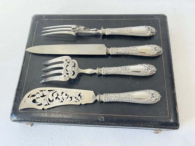 Ensemble De Couverts De Service à Manches En Argent Fourré Soit 1 Couvert A Poisson 2 Couverts A Salade 1 A Viande A Une Pelle A Tarte Ecrins Poids Brut Total 970 G