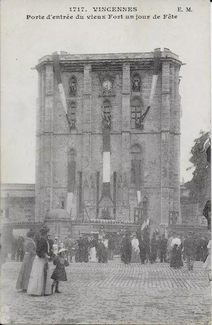 cpa -Vincennes-Porte d'entrée du vieux fort un jour de fête-EM-écrite dos 1918